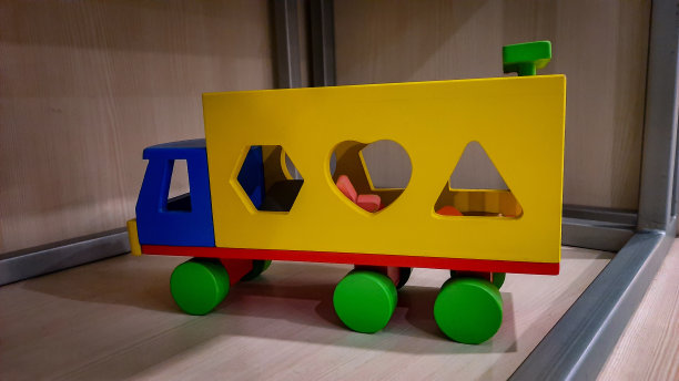 木制汽车拼图玩具图片下载