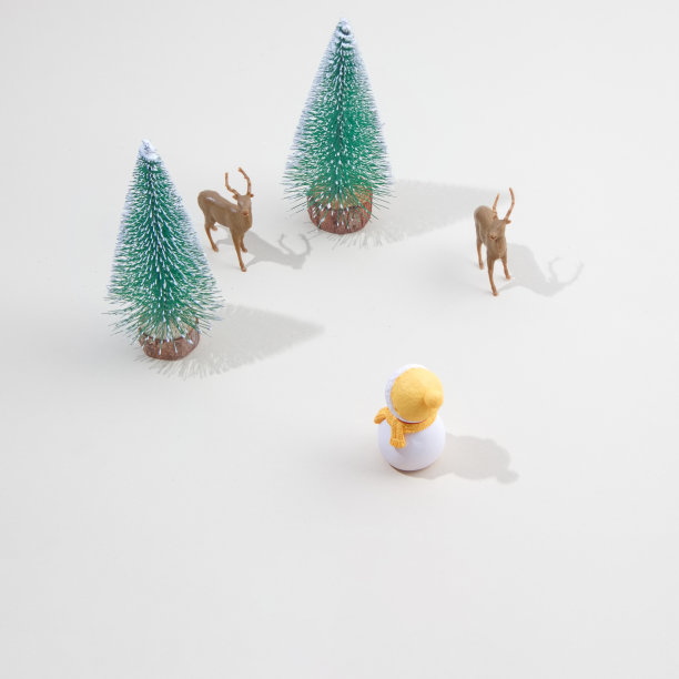 两只鹿在森林里的雪地里走着，遇到了有影子的雪人，复制空间。最小冬季版。图片下载