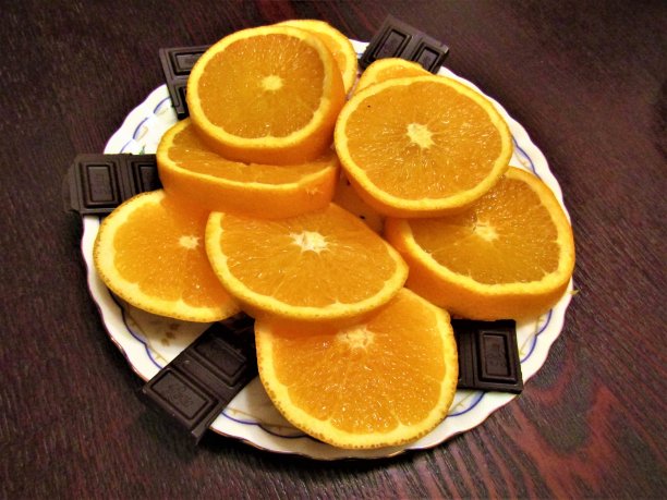 用黑巧克力装饰的橙子。图片下载