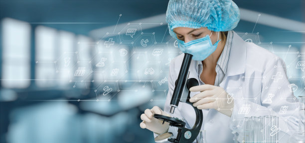 实验室助理用显微镜检查样品。图片下载