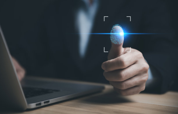 商人通过电脑扫描指纹进行身份验证和生物识别，以供私人访问。图片下载