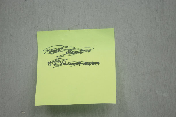 贴在墙上的一张小纸上潦草地写着图片下载