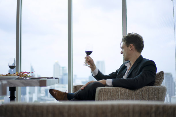 情侣共进情人节晚餐。图片下载