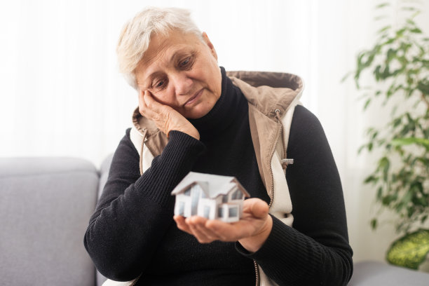 老年妇女与家庭的数字。家居护理概念图片下载