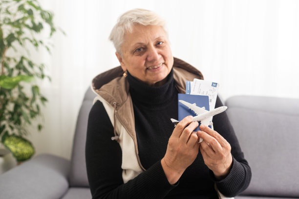带着票和玩具飞机的老妇人图片下载