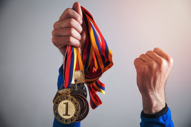戴着奖牌的运动员：运动、胜利、成功图片下载