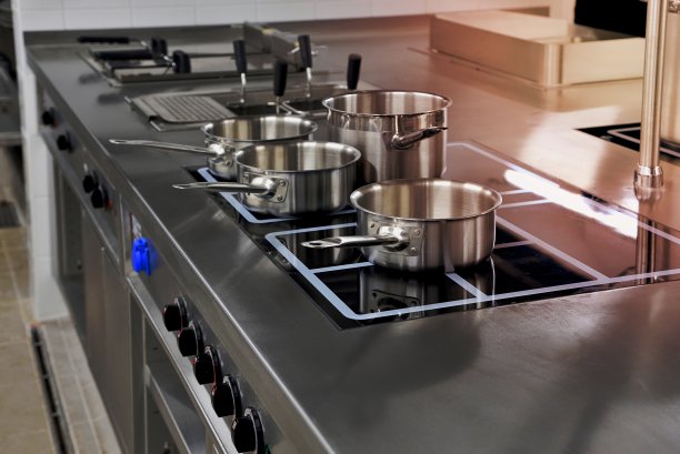 餐厅厨房的炉子上有不锈钢锅图片下载