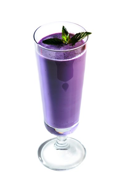 蓝莓奶昔在透明的高脚杯装饰薄荷在白色背景图片下载
