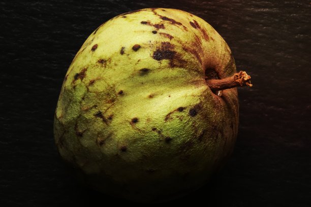 照片的整个番荔枝水果石板背景的食物插图图片下载