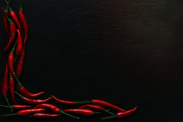 餐厅菜单的石板背景上红辣椒的照片图片下载