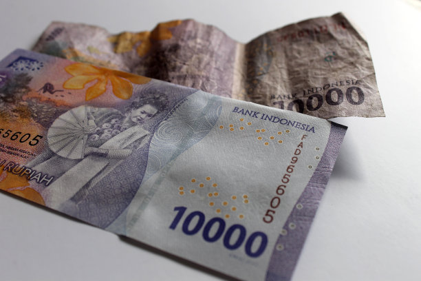 旧版和新版印尼货币。图片下载