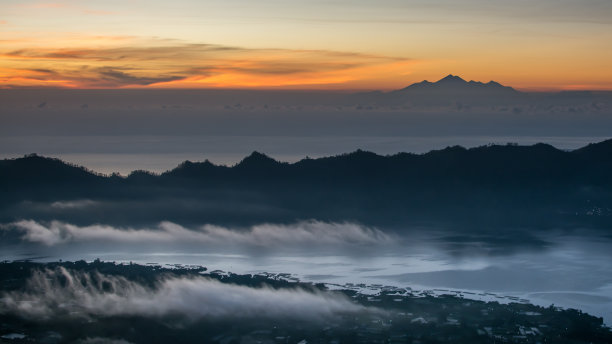 金塔马尼美丽的云和神奇的天空，巴图尔山日落图片下载