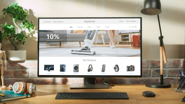 家庭办公:台式电脑放在可调节的桌子上，带有电子产品在线商店页面。电子商务的概念购买，购买，订购技术设备在网站上。图片下载