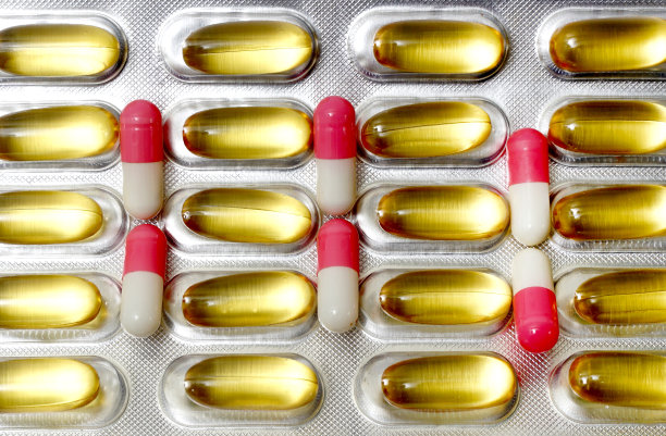 欧米茄3胶囊包装在水泡。俯视图鱼油胶囊和医用胶囊图片下载