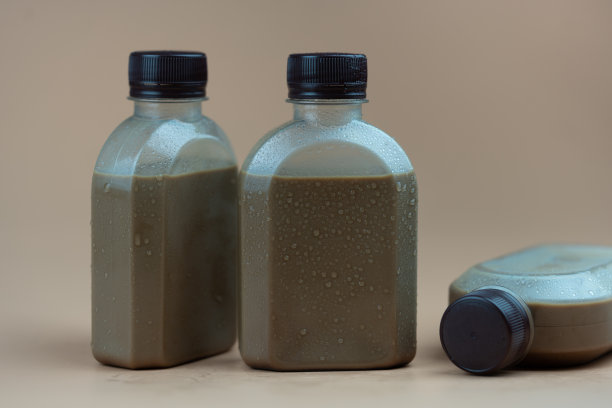 菜单冰咖啡摩卡在塑料瓶与水滴瓶图片下载