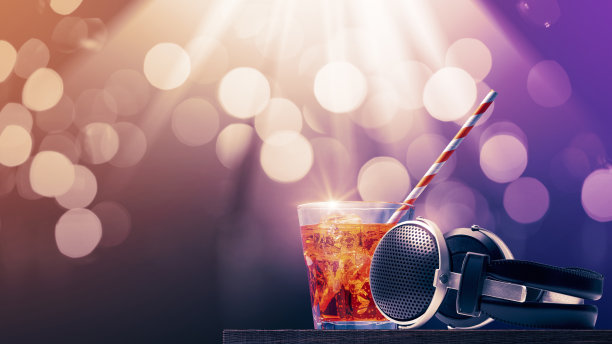 在舞蹈俱乐部喝鸡尾酒图片下载