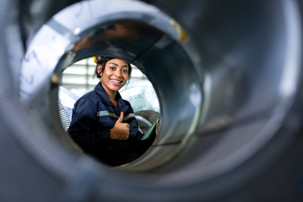 肖像的重型设备女工程师从一个巨大的行业图片下载