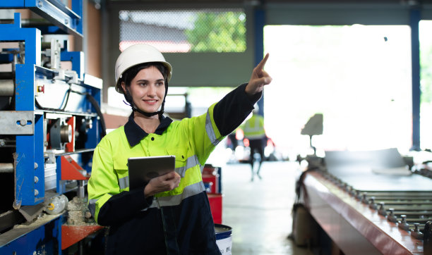 肖像的重型设备女工程师从一个巨大的行业图片下载