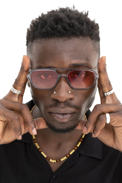 一个非洲裔美国人，穿着黑色衬衫，戴着太阳镜，背景是白色的。图片下载