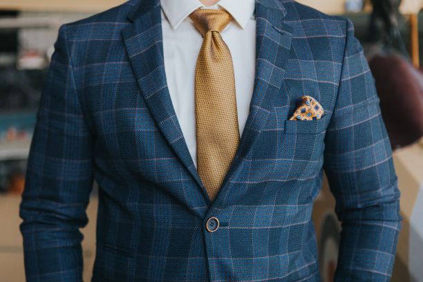 一个穿着蓝色格纹西装的男人的特写镜头图片下载