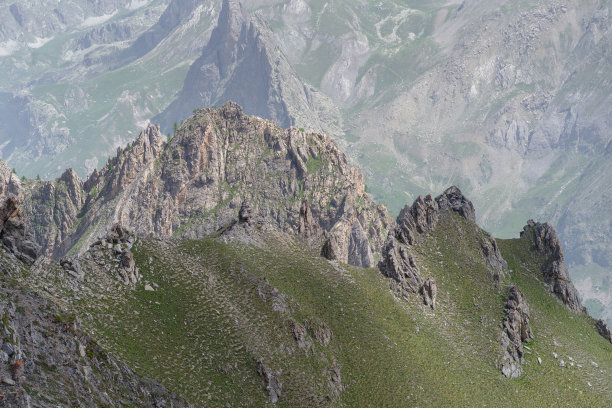 迈拉山谷山脉的落基山峰，意大利科特阿尔卑斯山图片下载