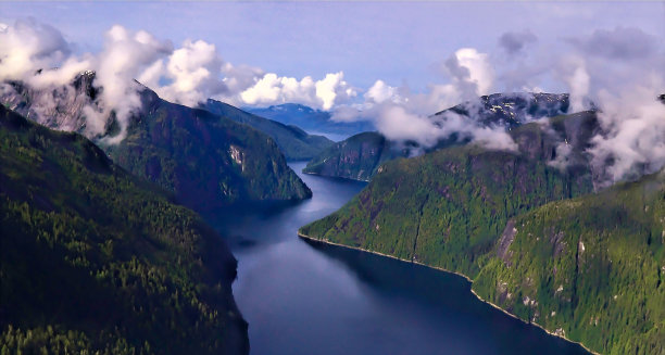 无人机拍摄的美丽的盖朗厄峡湾被云层覆盖在挪威图片下载