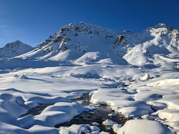在达沃斯滑雪之旅。美丽的小径在雪山环绕的深雪中。观众生之角。滑雪登山。在仙境的迅猎兽。高质量照片图片下载