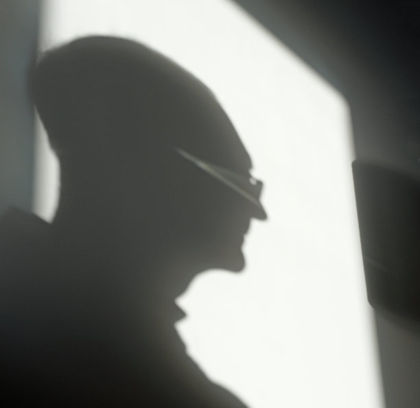 一个成熟的成年男性头部在阳光照射下的影子图片下载