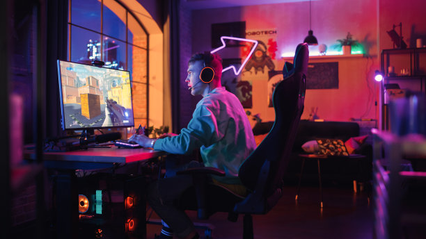 在家玩游戏:玩家在个人电脑上玩在线视频游戏输了一轮而感到沮丧。悲伤的男性玩射击街机在线多人PvP比赛。晚上在家。图片下载