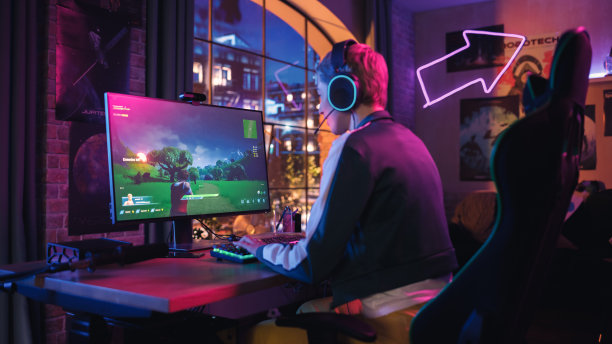 在家玩游戏:女性玩家在个人电脑上玩在线视频游戏。专业时尚的女性玩家享受3D射击与街机在线多人PvP战斗在屏幕上。图片下载