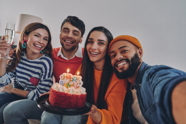 漂亮的年轻人在家里一起庆祝生日时自拍图片下载