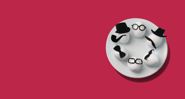 节日的早餐。一组白色的鸡蛋在黑色的帽子和眼镜在一个盘子在viva洋红色的背景。复活节的创意最小概念。平的。本空间图片下载