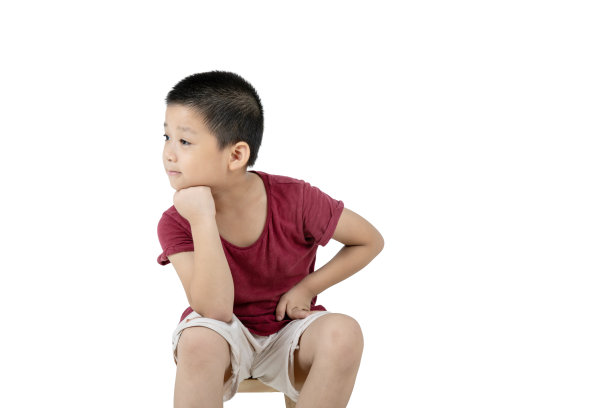 室内白色背景上一个英俊男孩的快乐肖像图片下载