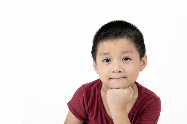 里面白色背景上有一个英俊男孩的大脑袋图片下载