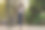 35岁的成年女商人，留着长发，戴着墨镜，穿着风衣，走在一个有现代建筑的小镇上。巴塞罗那的城市景象。图片下载