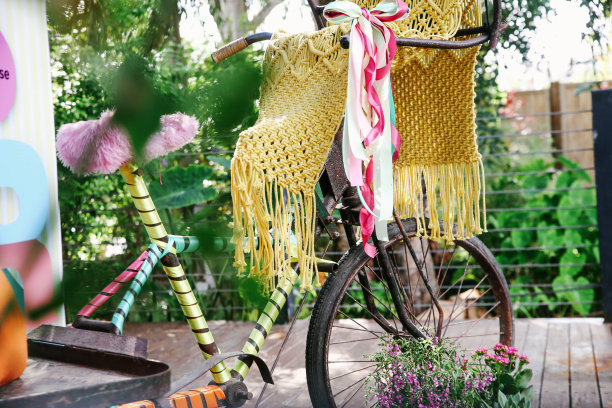 绿色背景上的复古自行车派对装饰图片下载