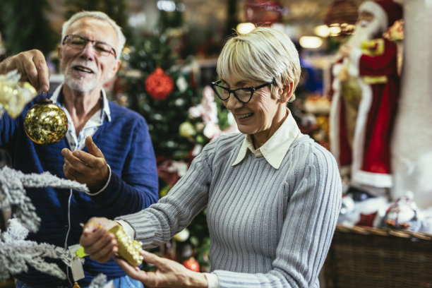 老夫妇买装饰品和舞会。图片下载