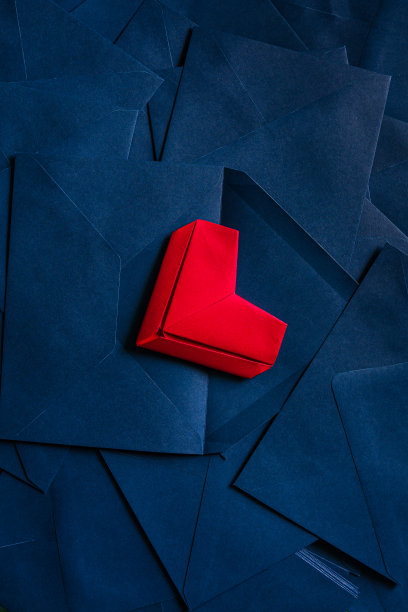 红纸心和蓝色信封，情书的想法，蓝色信封和红色的心溢出。图片下载