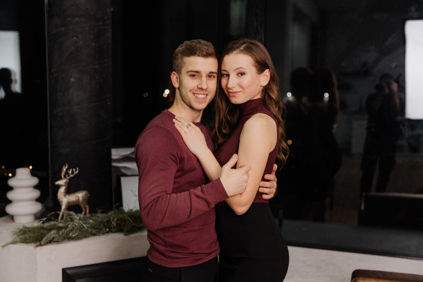 相爱的小情侣手拿酒杯一起庆祝圣诞节图片下载