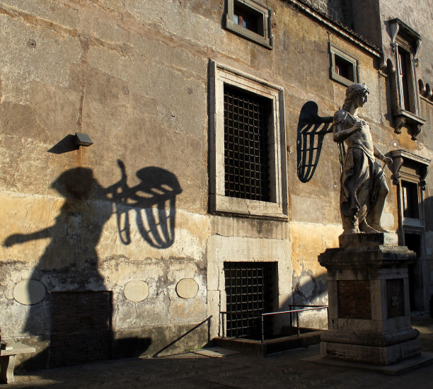在意大利罗马，拉斐尔·达·蒙特卢波拍摄的原始天使雕像及其阴影图片下载