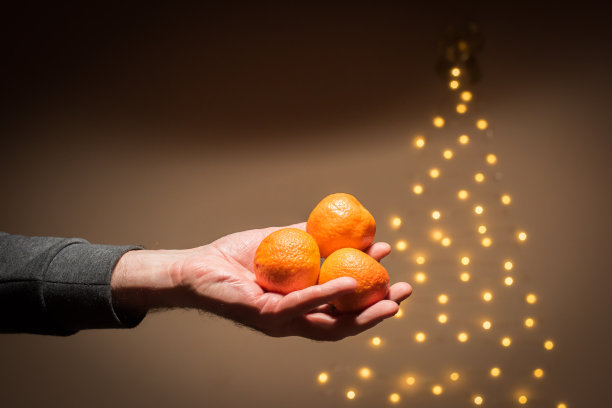 手里拿着橘子图片下载