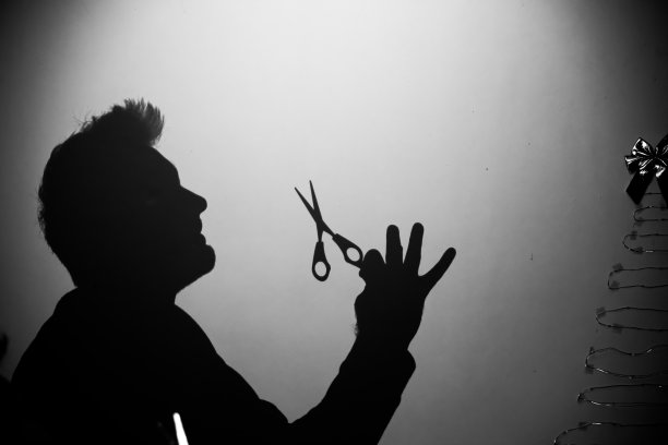 剪刀在男人手里图片下载