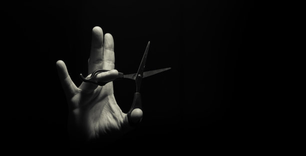 剪刀在男人手里图片下载