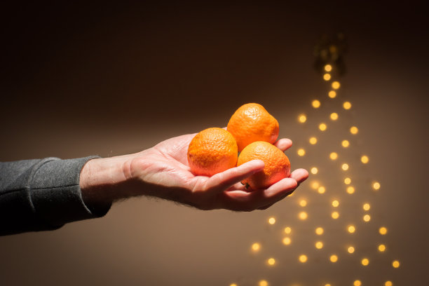 手里拿着橘子图片下载