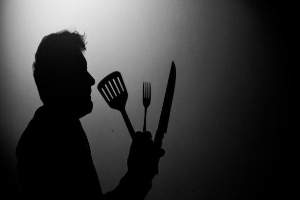 一个男人的影子，拿着刀和厨房用具图片下载