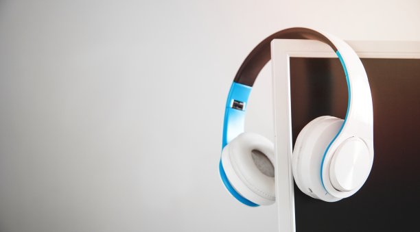 带有电脑屏幕的白色耳机。图片下载