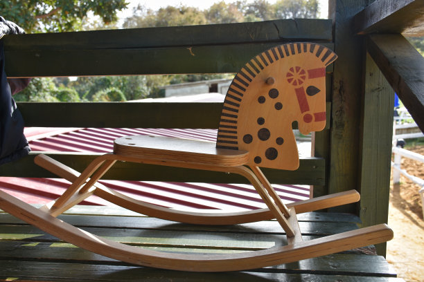 复古儿童玩具摇摆马木制设置户外。儿童木制摇椅。图片下载