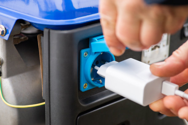 连接移动电话充电器至工作发电机图片下载