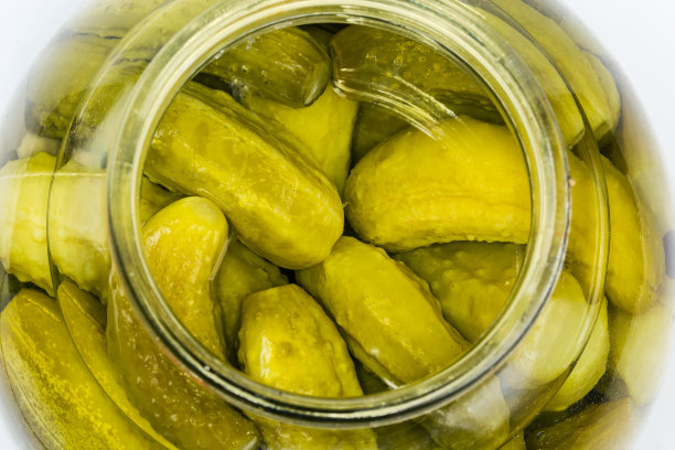 大罐子里罐装黄瓜的俯视图，碎片图片下载