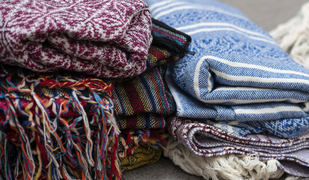 rebozo是墨西哥妇女穿的一种传统服装。它是由羊毛、丝绸或棉花手工编织而成的又宽又长，两边有长长的流苏。图片下载